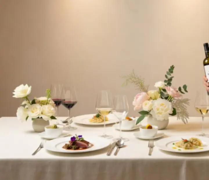 Wyjątkowe menu degustacyjne serwowane podczas eleganckiego wieczoru.